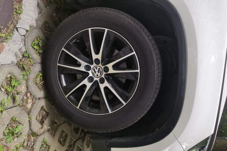 Used Volkswagen Tiguan 2016 300TSI Automatic All-Wheel Drive Luxury Edition Right Front Wheel Hub