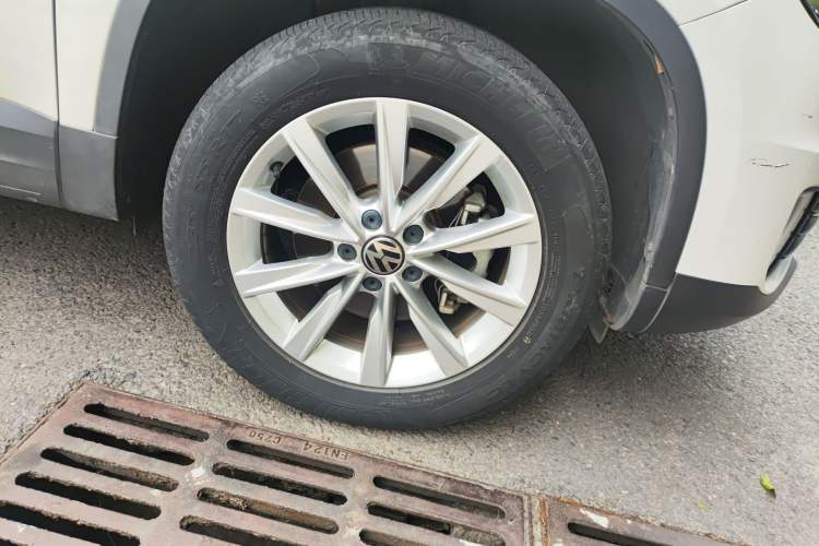 Used Volkswagen Tiguan 2016 280TSI Automatic Two-Wheel-Drive Silk Road Style Edition Right Front Wheel Hub