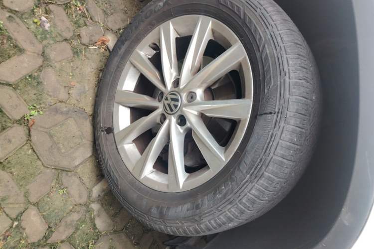 Used Volkswagen Tiguan 2016 280TSI Automatic Two-Wheel-Drive Silk Road Style Edition Right Front Wheel Hub