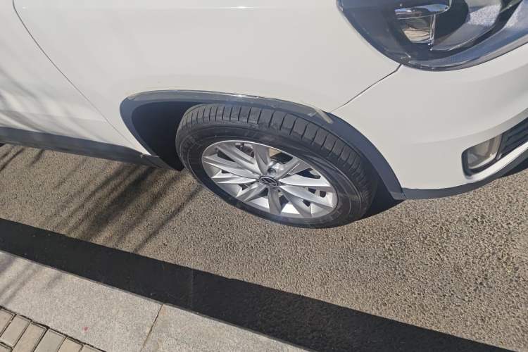 Used Volkswagen Tiguan 2016 280TSI Automatic Two-Wheel Drive Silk Road Comfort Edition Right Front Wheel Hub