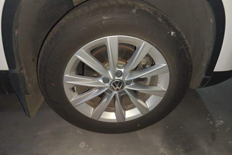 Used Volkswagen Tiguan 2016 280TSI Automatic Two-Wheel-Drive Silk Road Style Edition Right Front Wheel Hub