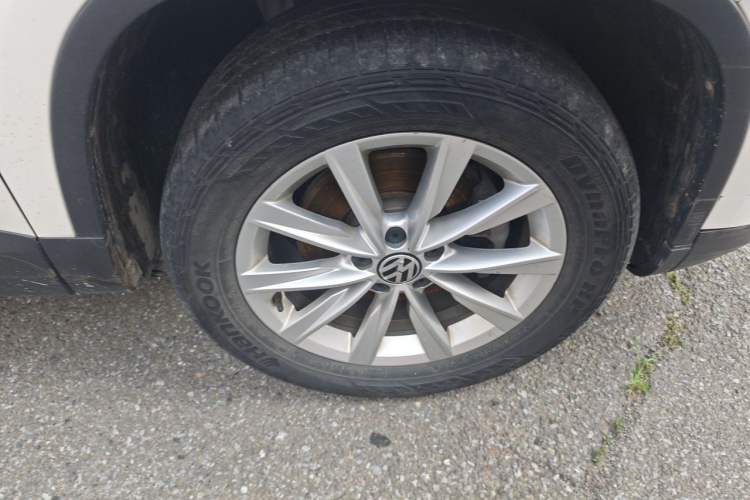 Used Volkswagen Tiguan 2016 280TSI Automatic Two-Wheel-Drive Silk Road Style Edition Right Front Wheel Hub