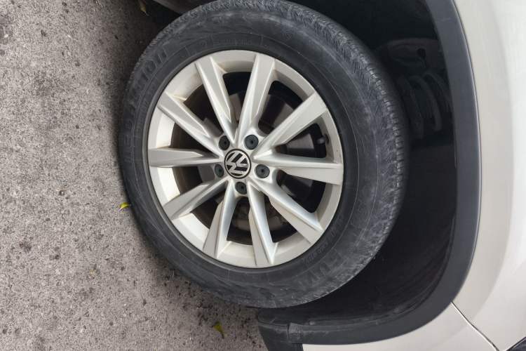 Used Volkswagen Tiguan 2016 280TSI Automatic Two-Wheel Drive Silk Road Comfort Edition Right Front Wheel Hub