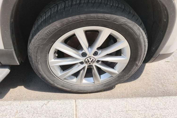 Used Volkswagen Tiguan 2016 280TSI Automatic Two-Wheel-Drive Silk Road Style Edition Right Front Wheel Hub