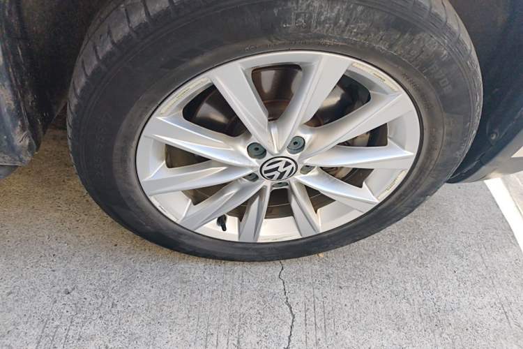 Used Volkswagen Tiguan 2016 280TSI Automatic Two-Wheel-Drive Silk Road Style Edition Right Front Wheel Hub