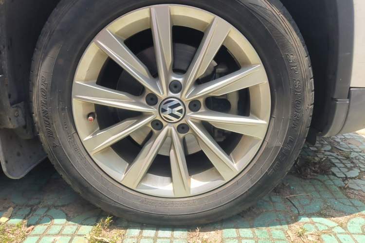 Used Volkswagen Tiguan 2016 280TSI Automatic Two-Wheel Drive Silk Road Comfort Edition Right Front Wheel Hub