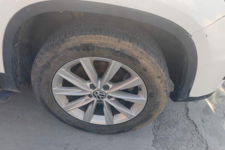 Used Volkswagen Tiguan 2016 280TSI Automatic Two-Wheel-Drive Silk Road Style Edition Right Front Wheel Hub