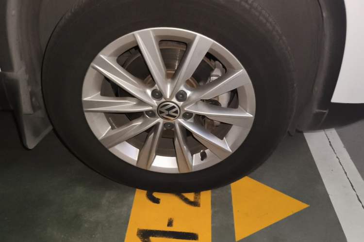 Used Volkswagen Tiguan 2016 280TSI Automatic Two-Wheel Drive Silk Road Comfort Edition Right Front Wheel Hub