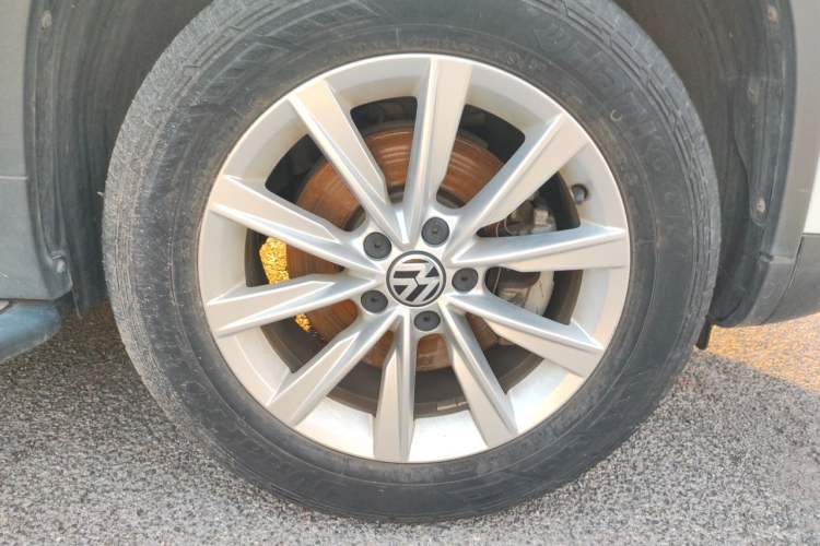 Used Volkswagen Tiguan 2016 280TSI Automatic Two-Wheel Drive Silk Road Comfort Edition Right Front Wheel Hub