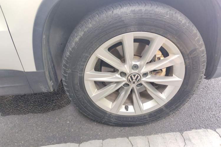 Used Volkswagen Tiguan 2016 280TSI Automatic Two-Wheel Drive Silk Road Comfort Edition Right Front Wheel Hub