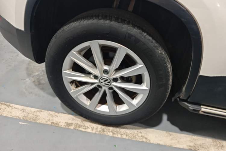 Used Volkswagen Tiguan 2016 280TSI Automatic Two-Wheel Drive Silk Road Comfort Edition Right Rear Wheel Hub