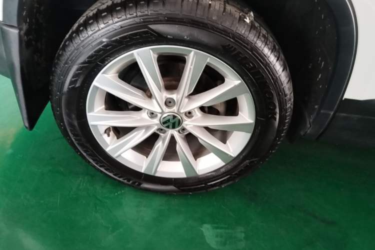Used Volkswagen Tiguan 2016 280TSI Automatic Two-Wheel-Drive Silk Road Style Edition Right Rear Wheel Hub