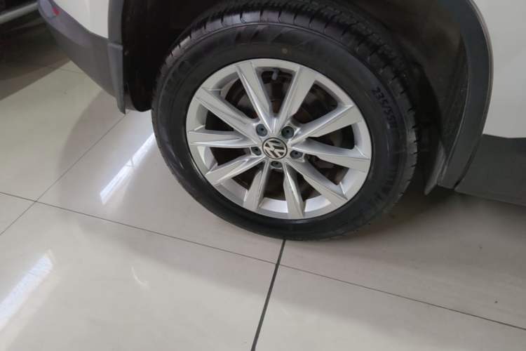 Used Volkswagen Tiguan 2016 280TSI Automatic Two-Wheel-Drive Silk Road Style Edition Right Rear Wheel Hub