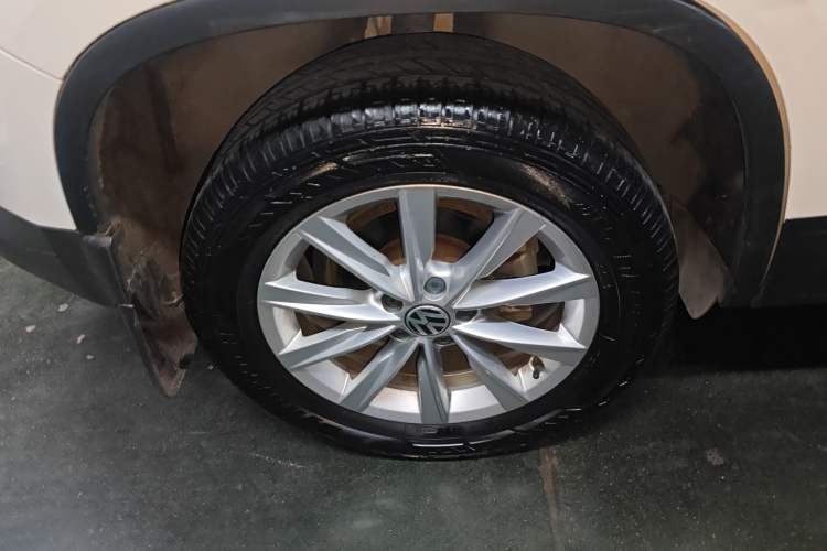 Used Volkswagen Tiguan 2016 280TSI Automatic Two-Wheel-Drive Silk Road Style Edition Right Rear Wheel Hub