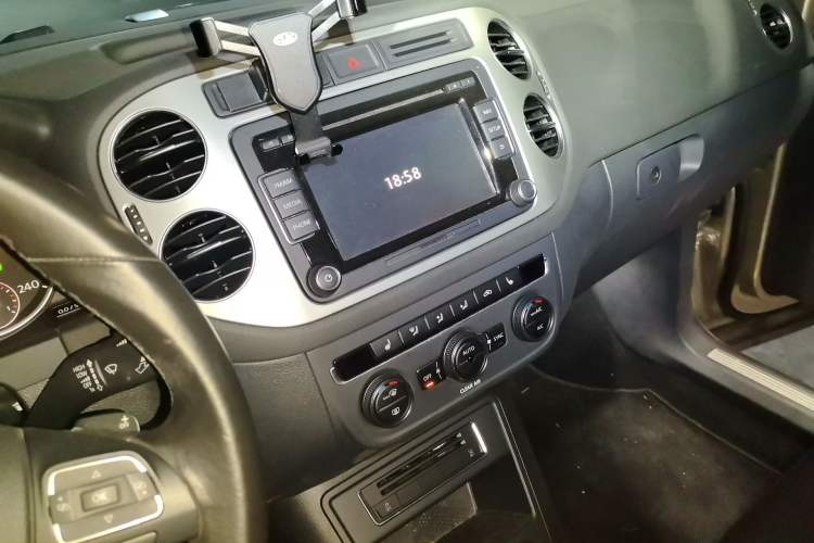 Used Volkswagen Tiguan 2016 300TSI Automatic All-Wheel Drive Luxury Edition Audio And AC Panel