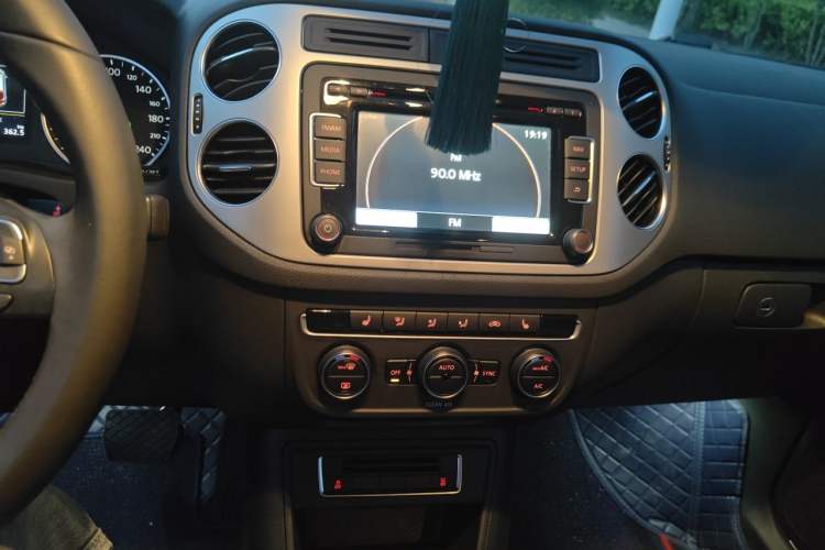 Used Volkswagen Tiguan 2016 300TSI Automatic Two-Wheel Drive Luxury Edition Audio And AC Panel