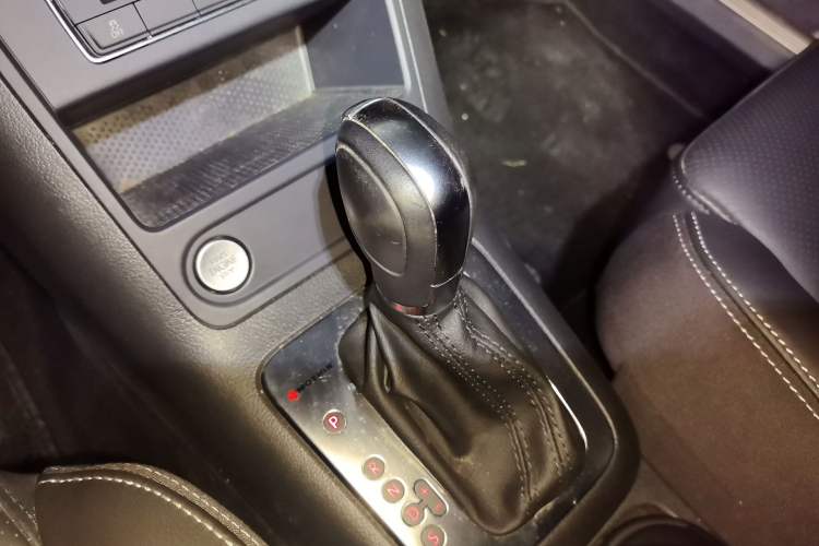 Used Volkswagen Tiguan 2016 300TSI Automatic All-Wheel Drive Luxury Edition Gear Lever