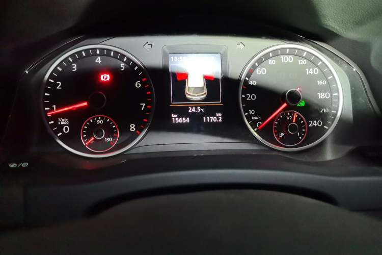 Used Volkswagen Tiguan 2016 300TSI Automatic All-Wheel Drive Luxury Edition Odometer Close Up