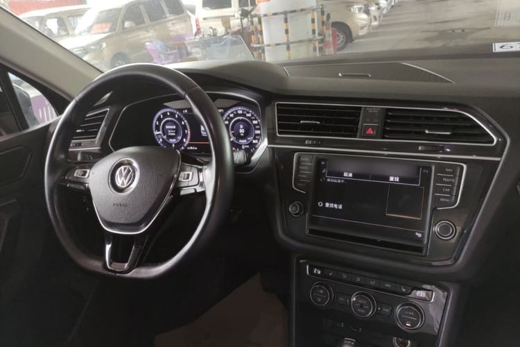 Used Volkswagen Tiguan 2017 330TSI All-Wheel-Drive Innovation Model Center Console
