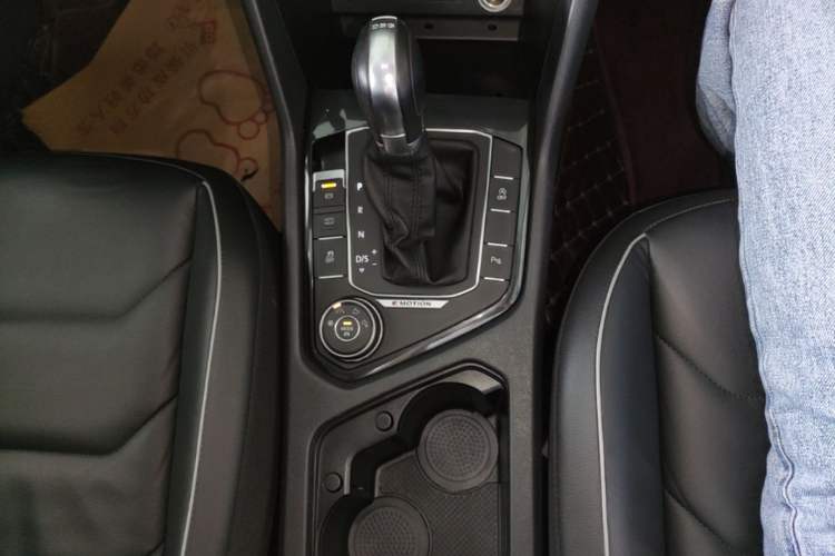 Used Volkswagen Tiguan 2017 330TSI All-Wheel-Drive Innovation Model Gear Lever