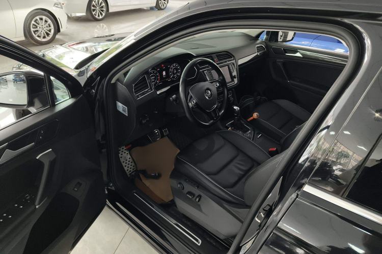 Used Volkswagen Tiguan 2017 330TSI All-Wheel-Drive Innovation Model Interior 3