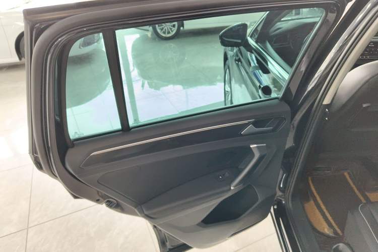 Used Volkswagen Tiguan 2017 330TSI All-Wheel-Drive Innovation Model Interior 8