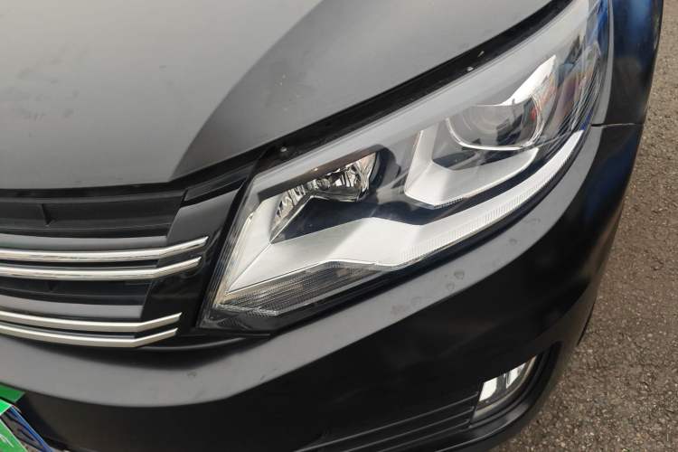 Used Volkswagen Tiguan 2017 300TSI Automatic Two-Wheel Drive Silk Road Comfort Edition Left Front Headlight