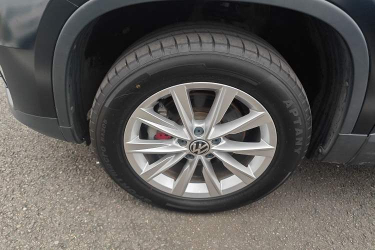 Used Volkswagen Tiguan 2017 300TSI Automatic Two-Wheel Drive Silk Road Comfort Edition Left Front Wheel Hub