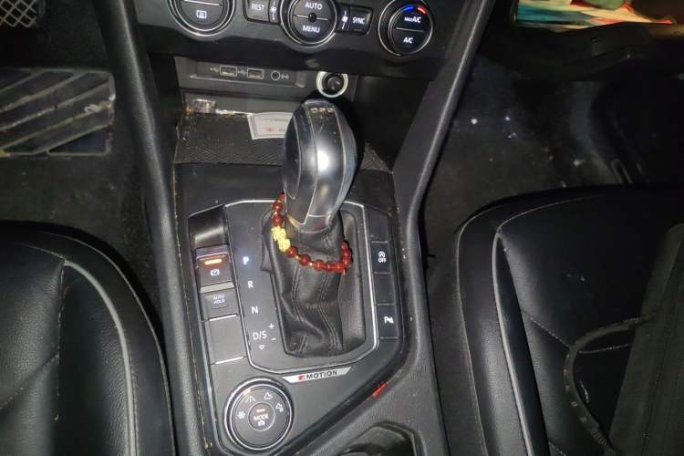 Used Volkswagen Tiguan 2017 330TSI All-Wheel-Drive Innovation Model Gear Lever