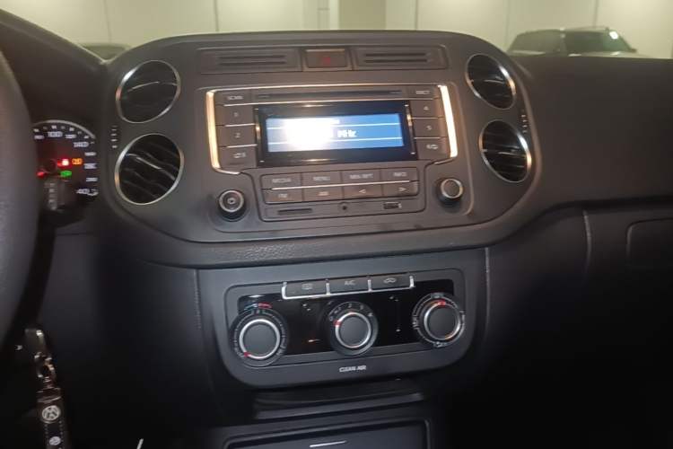 Used Volkswagen Tiguan 2017 300TSI Automatic Two-Wheel Drive Silk Road Luxury Edition Audio And AC Panel