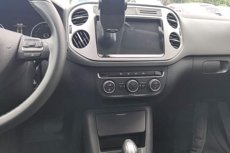 Used Volkswagen Tiguan 2017 300TSI Automatic Two-Wheel Drive Silk Road Comfort Edition Audio And AC Panel
