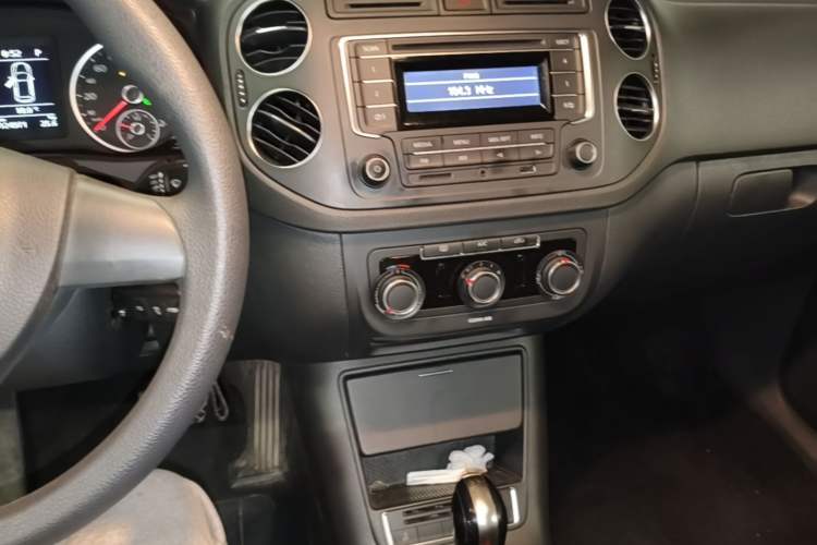 Used Volkswagen Tiguan 2017 300TSI Automatic Two-Wheel Drive Silk Road Luxury Edition Audio And AC Panel