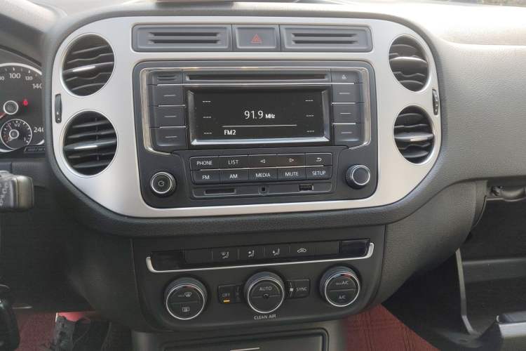 Used Volkswagen Tiguan 2017 300TSI Automatic Two-Wheel Drive Silk Road Comfort Edition Audio And AC Panel