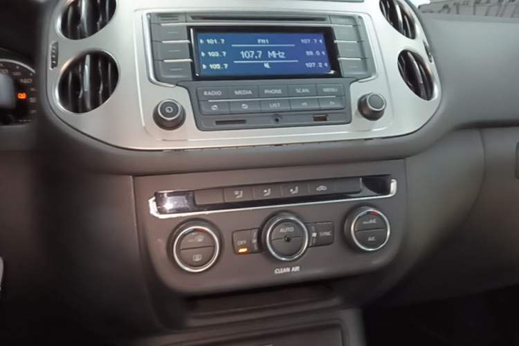 Used Volkswagen Tiguan 2017 300TSI Automatic Two-Wheel Drive Silk Road Comfort Edition Audio And AC Panel