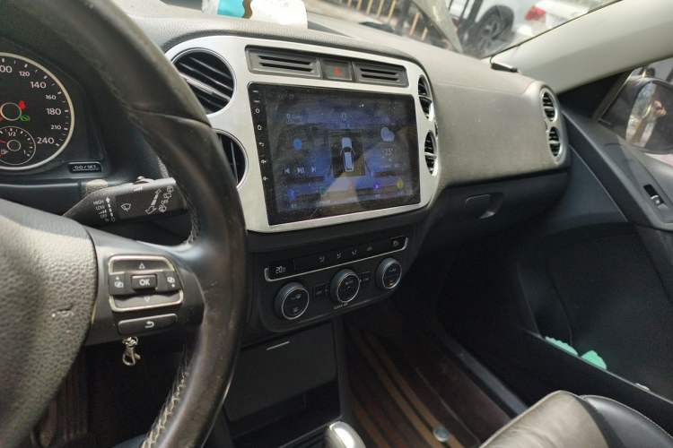 Used Volkswagen Tiguan 2017 300TSI Automatic Two-Wheel Drive Silk Road Comfort Edition Audio And AC Panel