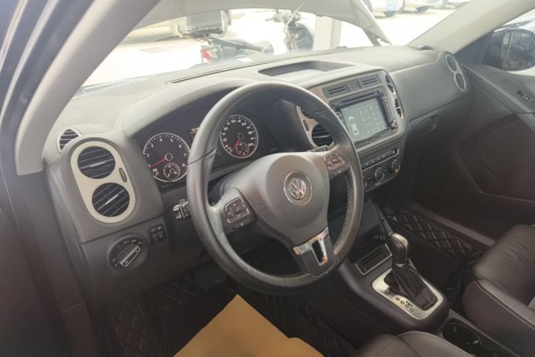 Used Volkswagen Tiguan 2017 300TSI Automatic Two-Wheel Drive Silk Road Comfort Edition Center Console