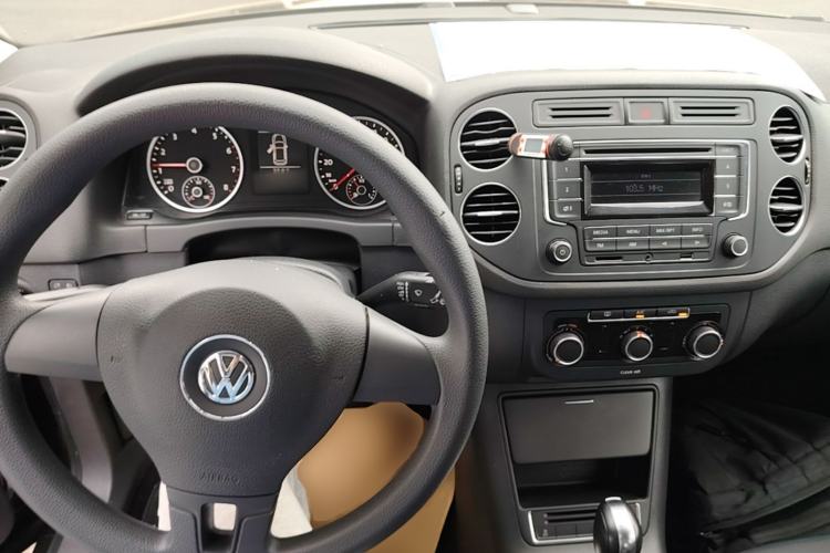 Used Volkswagen Tiguan 2017 300TSI Automatic Two-Wheel Drive Silk Road Luxury Edition Center Console