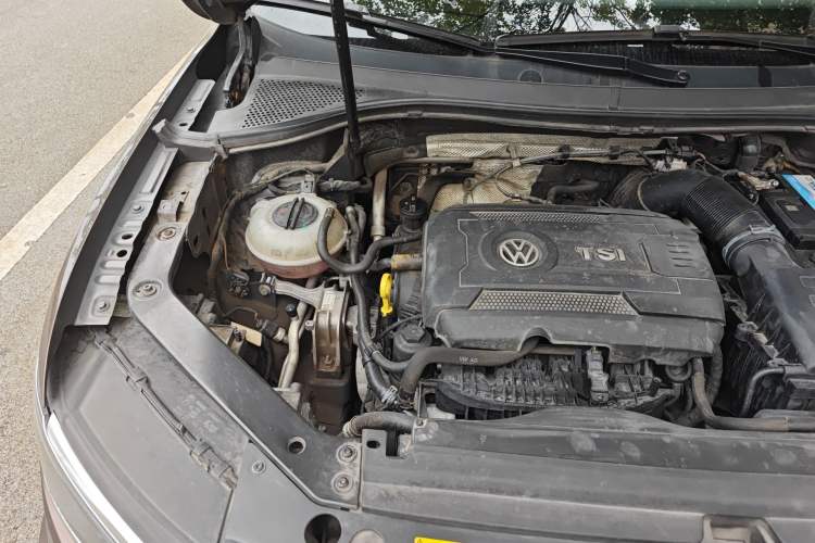 Used Volkswagen Tiguan 2017 380TSI Four-Wheel Drive R-Line Engine Bay Right