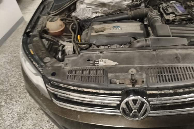 Used Volkswagen Tiguan 2017 300TSI Automatic Two-Wheel Drive Silk Road Luxury Edition Engine Bay Right