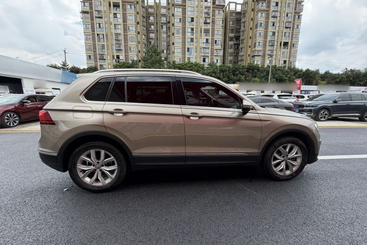 Used Volkswagen Tiguan 2017 330TSI All-Wheel-Drive Innovation Model Exterior 3
