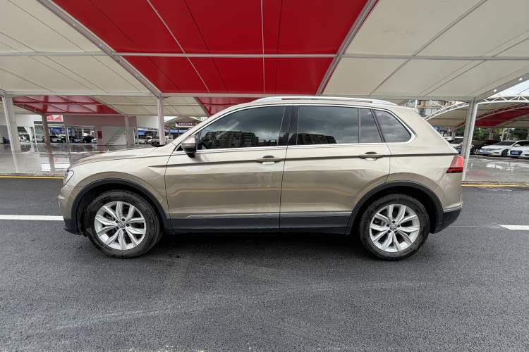 Used Volkswagen Tiguan 2017 330TSI All-Wheel-Drive Innovation Model Exterior 4