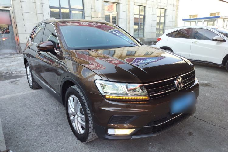 Used Volkswagen Tiguan 2017 330TSI All-Wheel-Drive Innovation Model Front Right 45 Deg