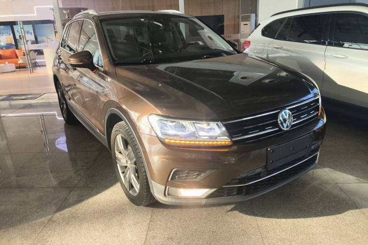Used Volkswagen Tiguan 2017 330TSI All-Wheel-Drive Innovation Model Front Right 45 Deg