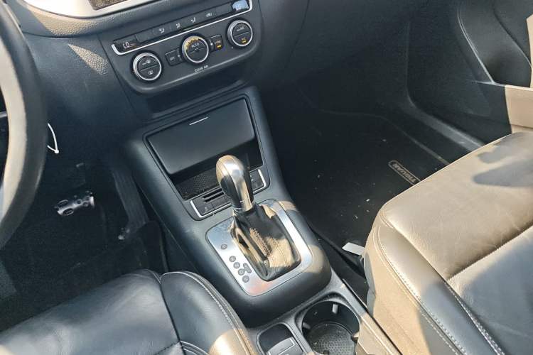 Used Volkswagen Tiguan 2017 300TSI Automatic Two-Wheel Drive Silk Road Comfort Edition Gear Lever
