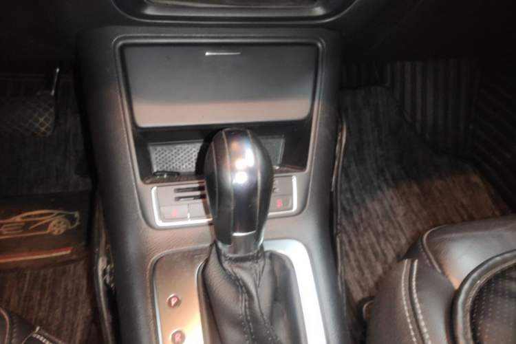 Used Volkswagen Tiguan 2017 300TSI Automatic Two-Wheel Drive Silk Road Comfort Edition Gear Lever