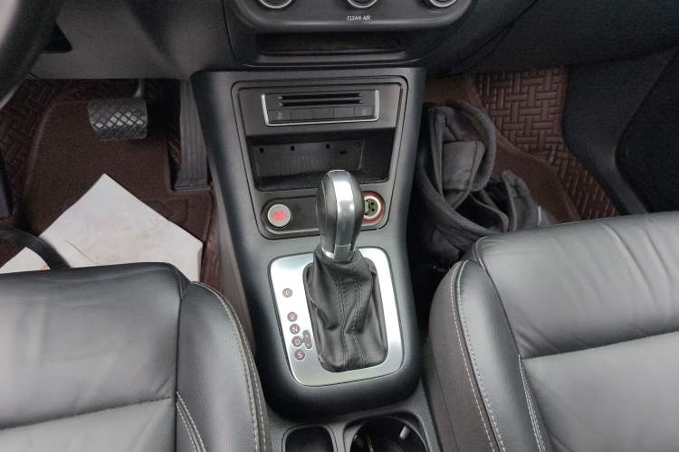 Used Volkswagen Tiguan 2017 300TSI Automatic Two-Wheel Drive Silk Road Comfort Edition Gear Lever