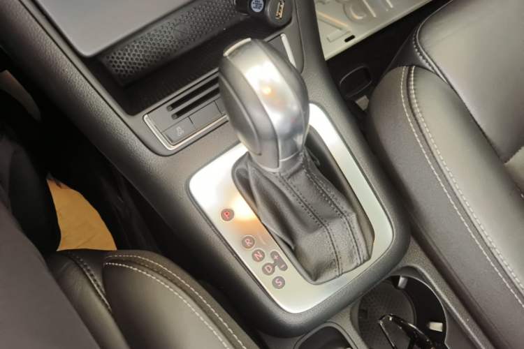 Used Volkswagen Tiguan 2017 300TSI Automatic Two-Wheel Drive Silk Road Comfort Edition Gear Lever