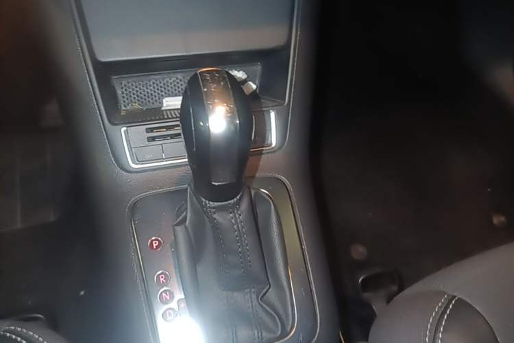 Used Volkswagen Tiguan 2017 300TSI Automatic Two-Wheel Drive Silk Road Luxury Edition Gear Lever