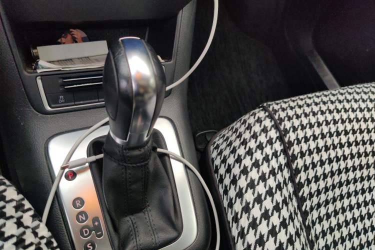 Used Volkswagen Tiguan 2017 300TSI Automatic Two-Wheel Drive Silk Road Comfort Edition Gear Lever