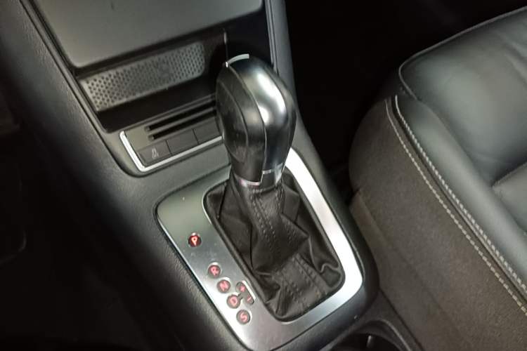 Used Volkswagen Tiguan 2017 300TSI Automatic Two-Wheel Drive Silk Road Comfort Edition Gear Lever